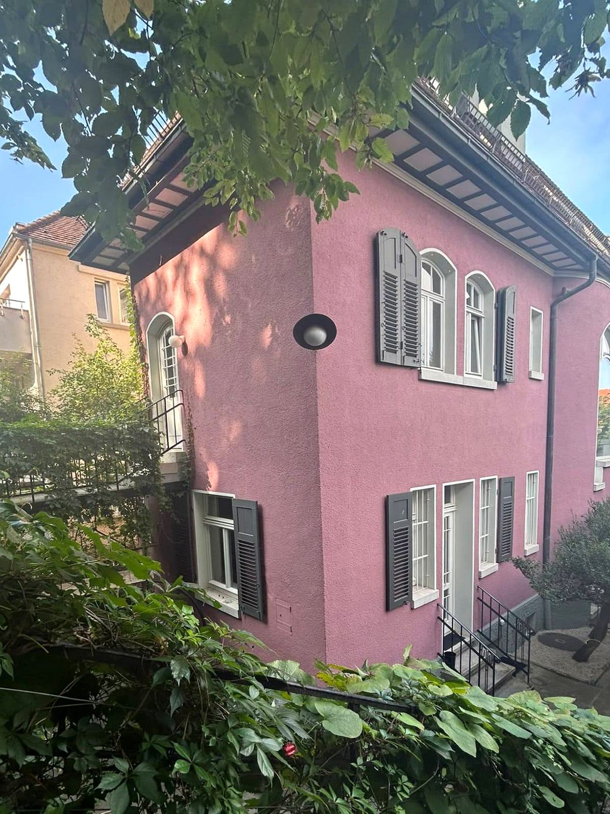 Rosa Jugendstilvilla der Kanzlei mit grauen Fensterläden