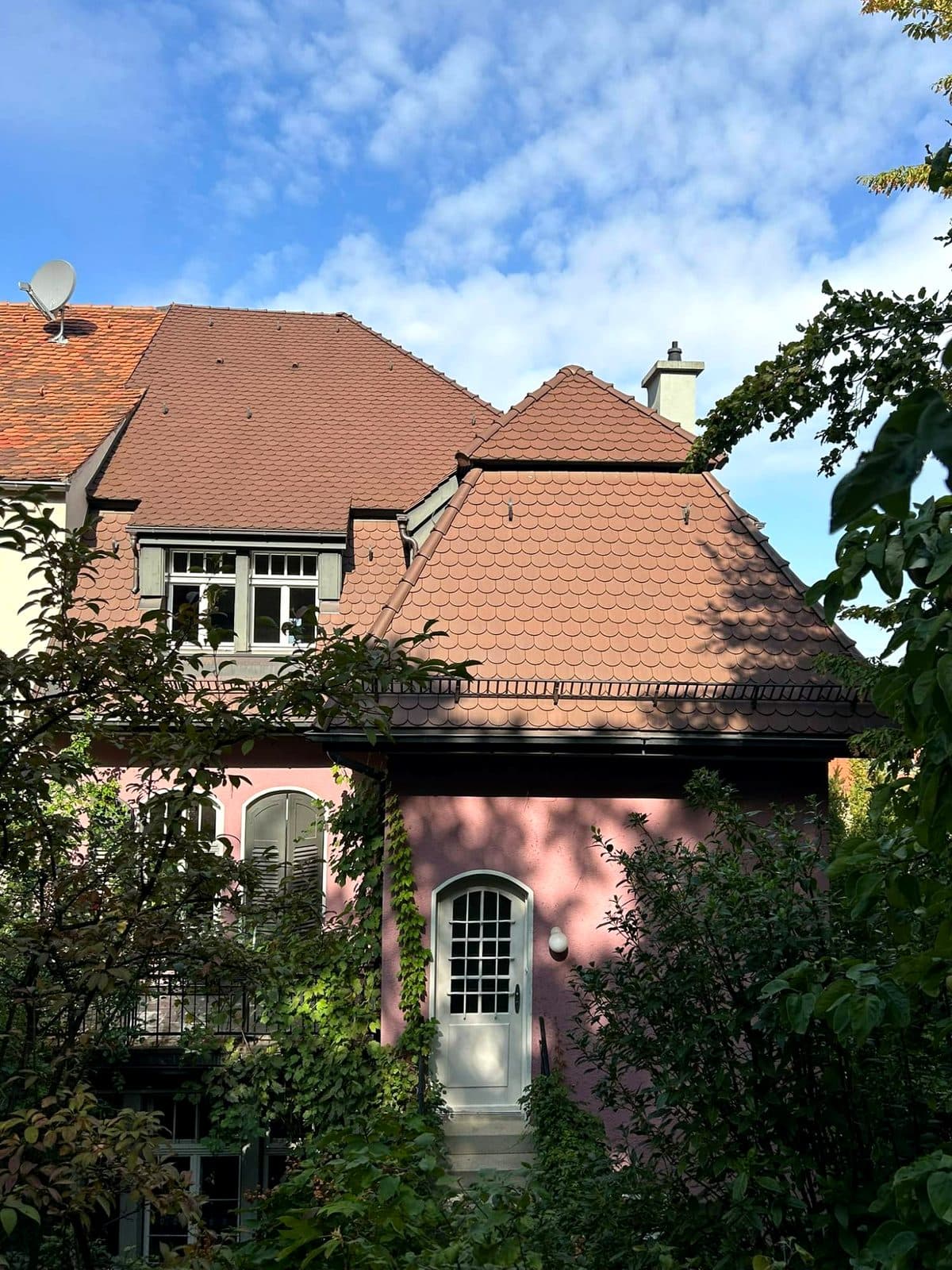 Die Villa der Kanzlei vom Garten aus, mit Biberschwanzdach